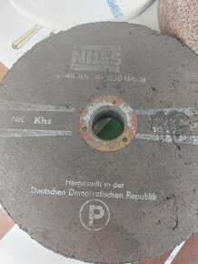 Tři brusné kotouče. - 2