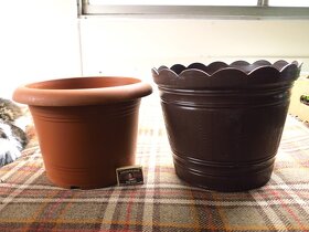 Velké pevné plastové květináče s miskami 13 + 5 ks - 2