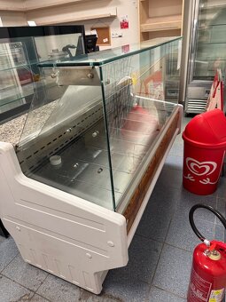 Pultová prosklená vitrína Zoin Hill 150 - 2