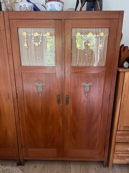 Prodám starožitné skříně - 2