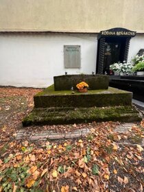 rodinná hrobka u vstupní brány - Olšanské hřbitovy, Praha 3 - 2
