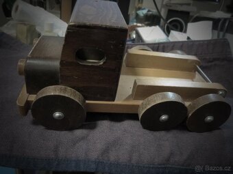 krásné pevné větší dřevěné auto - 2