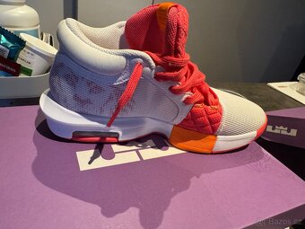 Nike LeBron Witness8 - 2