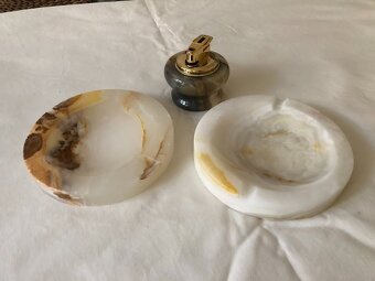 Mramorové popelníky a zapalovač - 2
