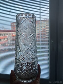 Broušená skleněná váza - 2