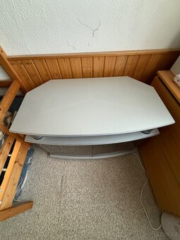 Televizní stůl s kolečky - 2