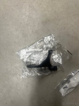 L spodní držák předního světla Škoda Rapid - 2