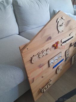 Montessori učící dětská deska ve tvaru domu s různými prvky - 2