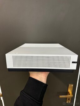Xbox One S konzole s ovladačem - 2