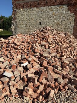 Daruji za odvoz cihly z demolice - 2