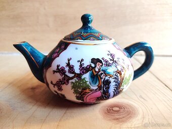 NA PRODEJ KRASNE DEKOROVANA KONVICKA NA ZELENY CAJ - 2