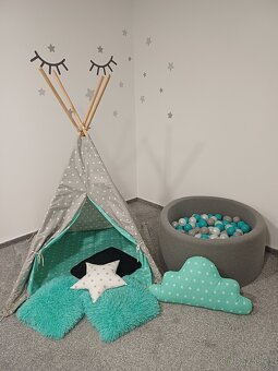 Tepee a bazének s balónky - 2