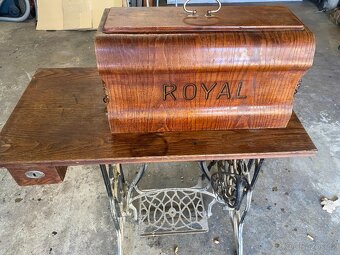 Starožitný šicí stroj Royal - 2