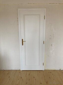 Sada interiérových dveří - dřevěné, bílé, některé prosklené - 2