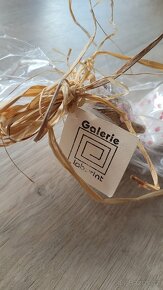 Galerie labyrint - keramická dívka sedící - 2