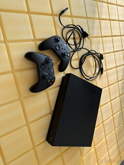 Xbox One X 1TB + 2 originální bezdrátové ovladače - 2
