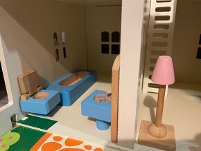 Dřevěný domek s dřevěnou rodinkou - 2