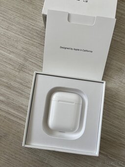 Bílá bezdrátová sluchátka Apple Airpods 2019 - 2