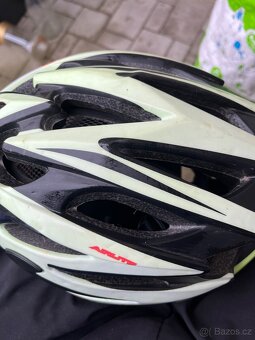 Cyklistické helmy - různé velikosti a motivy - 2