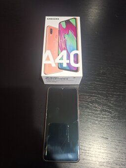 Mobilní telefon Samsung A40 s příslušenstvím - 2