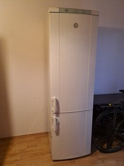 Gauč, lednice, šatní skříň, stůl, stolky, vše ZA ODVOZ - 2