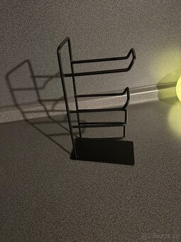 Kovový stojan na ovladače - 2