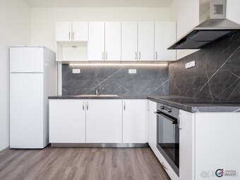 Pronájem bytu 2+kk s balkónem a parkovacím stáním, Dašice - 2