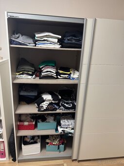 Šatní skříň s posuvnými dveřmi - 2