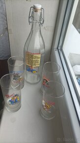Souprava sklenic a láhev s uzávěrem. - 2