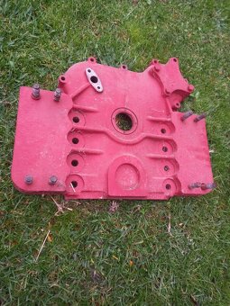 Těžká prsa - víko motoru Zetor Uř1 - 2