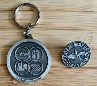 Roger Waters Us + Them tour 2018 metal pin a klíčenka - 2