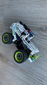 LEGO Technic 42047 Policejní zásahový vůz - 2