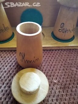 KOŘENKY dřevěné - sada 6 ks. v závěsné poličce. - 2