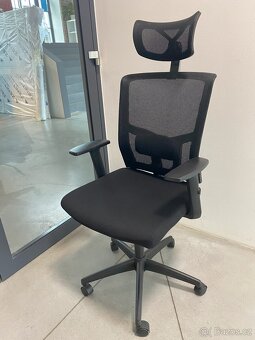 Kancelářská židle s podhlavníkem černá - 2