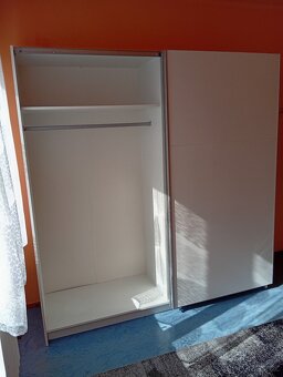 Prodám zánovní skříň se zrcadlem. - 2