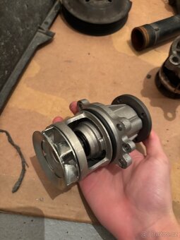 vodní pumpa na bmw e36 - 2