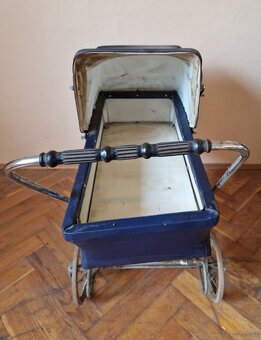 Starý retro kočárek - 2
