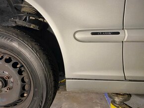 MERCEDES C W203 CÉČKO LEVÝ PŘEDNÍ BLATNÍK 744 - 2