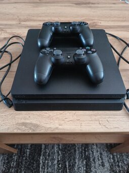 Prodám PS 4 Slim 500 gb + 2 ks ovladačů Dual Shock - 2