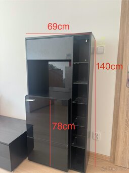 Lesklá černá obývací stěna - moderní a praktická - 2