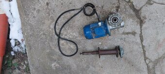 Prodám motor, převodovkou, na vrátek - 2