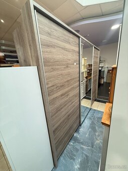 Šatní skříň s posouvacími dveřmi 280 cm - 2