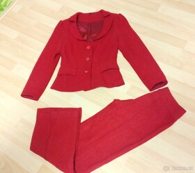 Červený kalhotový kostým vel. 36 šitý na zakázku v salonu - 2