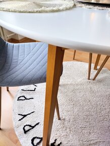Prodám téměř nový jídelní kulatý stůl - Ø105cm. - 2