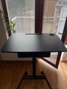 Výškově nastavitelný psací stůl na notebook - 2