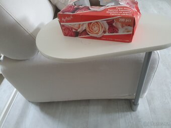 Gauč iKEA se stolkem, polohovací opěrka hlavy - 2