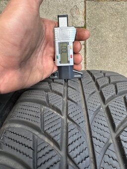 Dvě zimní pneu Bridgestone 205/55/17 - 2