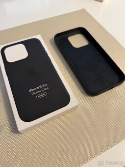 Originální černý silikonový kryt na iPhone 15 PRO - 2