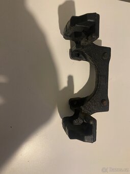 Držáky brzdových třmenů BMW E90 – originál, plně funkční, za - 2