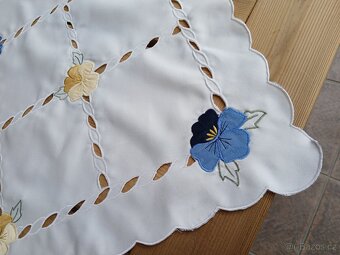 Menší čtvercový ubrus 83cm x 83cm - 2